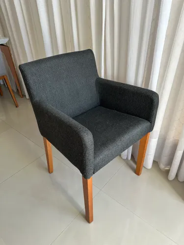 Cadeira com braços Tok&Stok - estofada grafite, pés de madeira