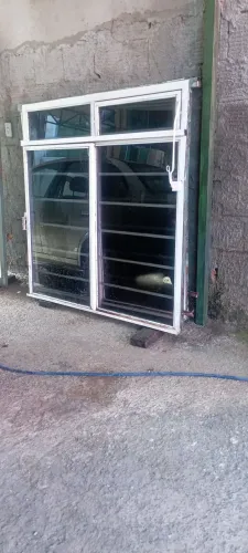 Vendo janelas, basculantes e uma porta de vidro