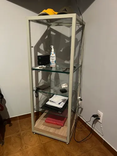 Estante de ferro com vidro