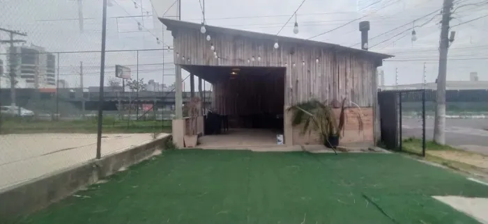 Terreno de 1.000 m² com 2 quadras de Beach Tennis, banheiros e área coberta para eventos