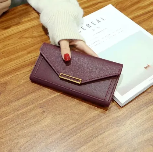 Carteira Feminina Longa Elegante com Fecho Envelope e Detalhe Dourado