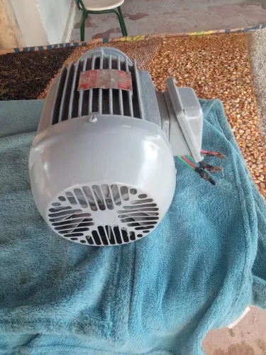 MOTOR TRIFÁSICO WEG 05cv 