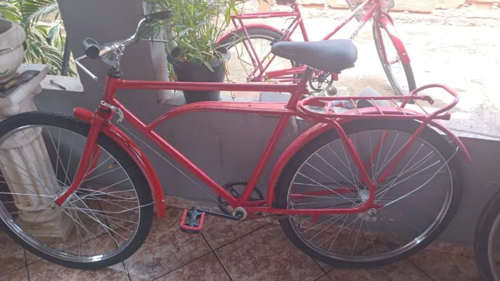 Bicicleta relíquia vermelha