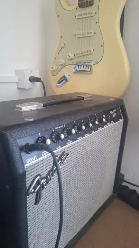 caixa amplificada fender 25r