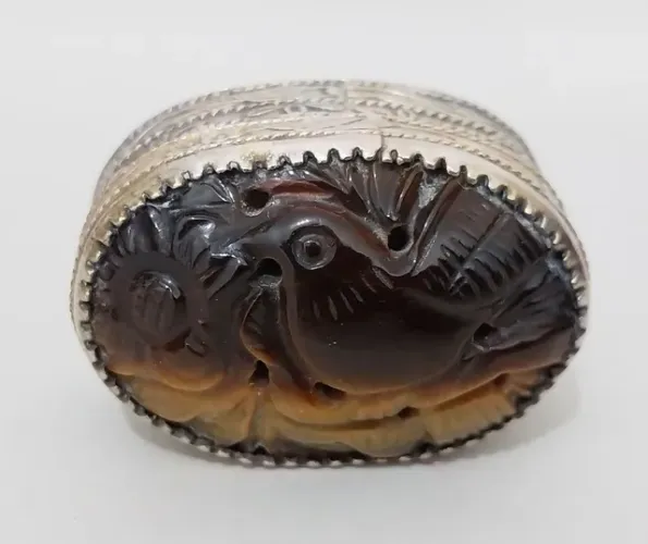 Porta - comprimidos Ou porta anel, em latão. Co. Aplique escultura de pedra