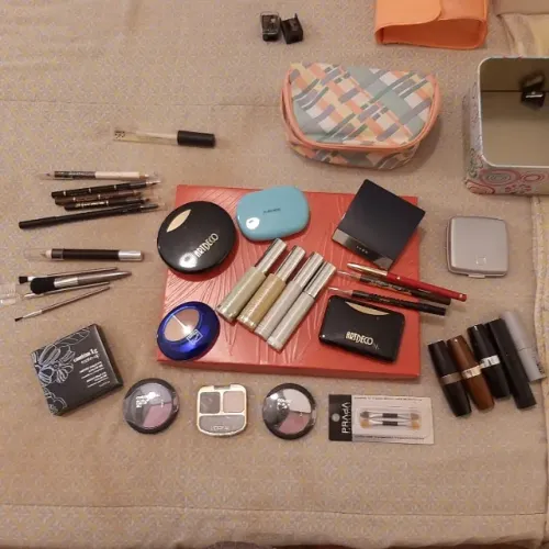 Maquiagem diversas. Sombras, Batons, Rímel, Lápis de olhos, Lápis de sombrancelhas, etc.