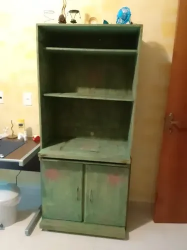 Estante patinada com rodízios.Bom estado