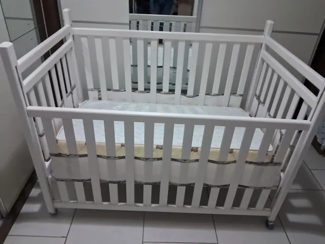 Berço em madeira branco 
