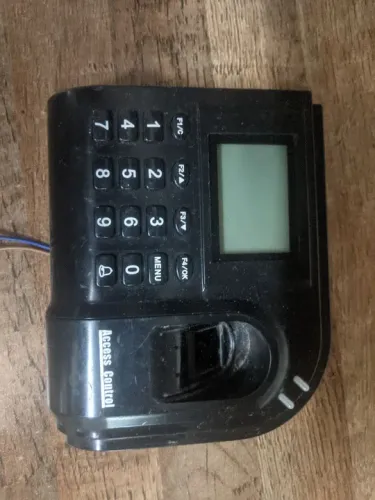Controlador de Acesso Biométrico com Leitor de Impressão Digital