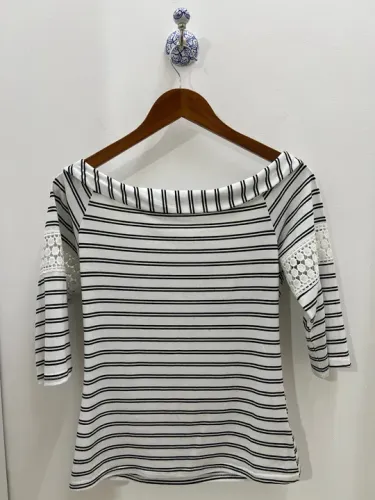 Blusa listrada branca e preta com renda