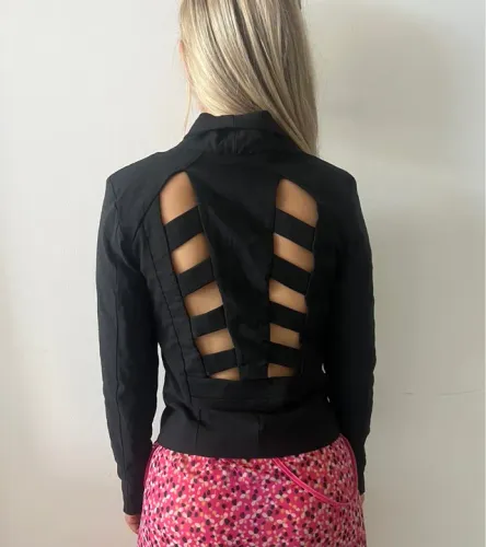 Blazer preto com detalhe casado nas costas, novo, nunca usado tamanho P