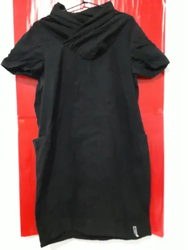 Vestido preto de manga curta com gola alta