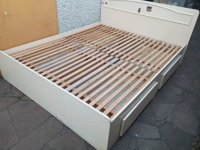 Cama de madeira, com Gavetas, tamanho Queen.