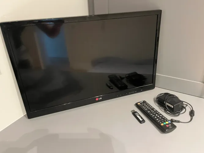 TV LG 22poleg + USB Wifi Modelo 22MA33N-PS