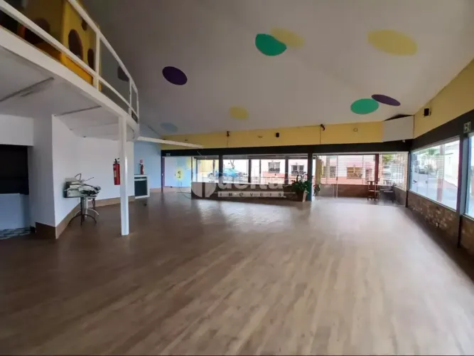 Loja disponível para locação e venda no bairro Fundinho em Uberlândia - MG.