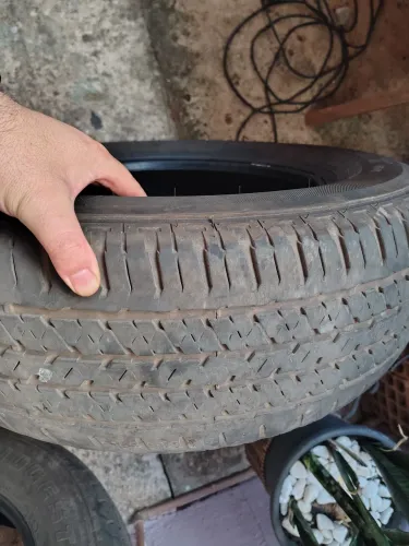 Vendo Pneus Meia Vida 205/65 R16