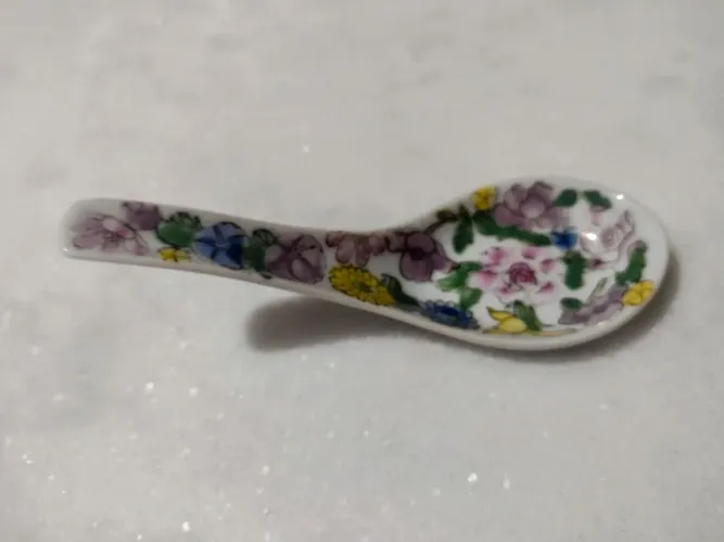 Colher de porcelana decorada com flores