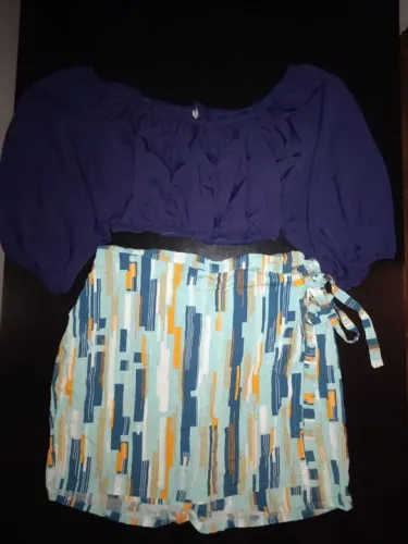 Conjunto cropped azul e saia estampada