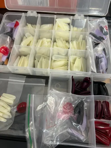 Kit com mais 800 unhas postiças e cortado de unhas postiças
