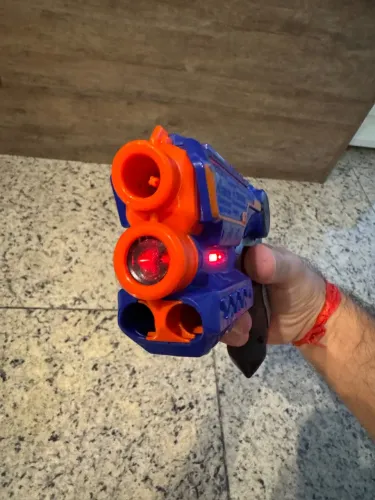 Nerf Firestrike com mira a laser