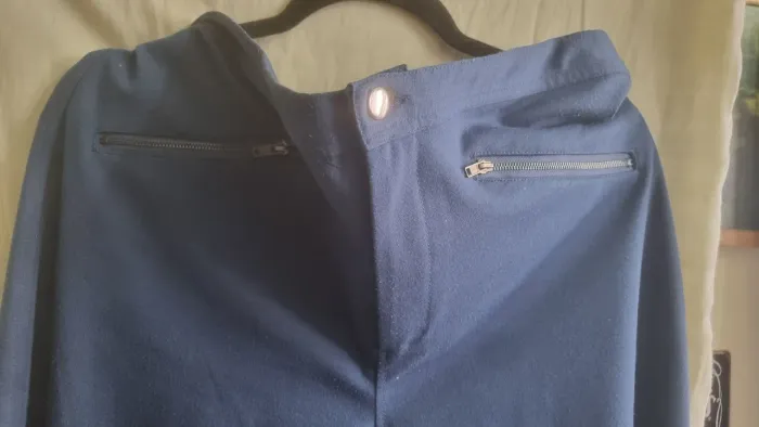 Calça azul com detalhes e elegância
