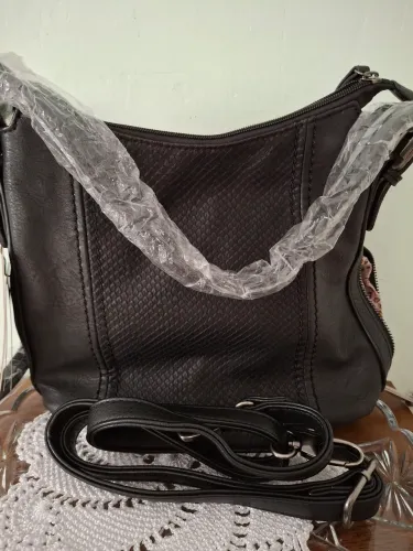 Bolsa preta com design moderno