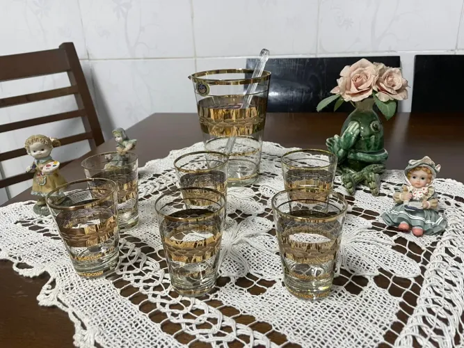 Conjunto de copos e jarra de em cristal Inca dourado