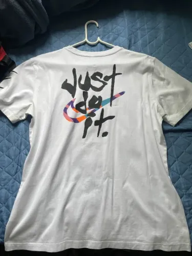 camisa branca com estampa nas costas