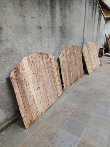 Portõezinhos de madeira.