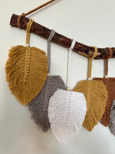 Enfeite de parede artesanal em macramê - Folhas coloridas