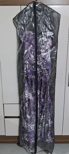 Vestido de festa roxo com estampa floral