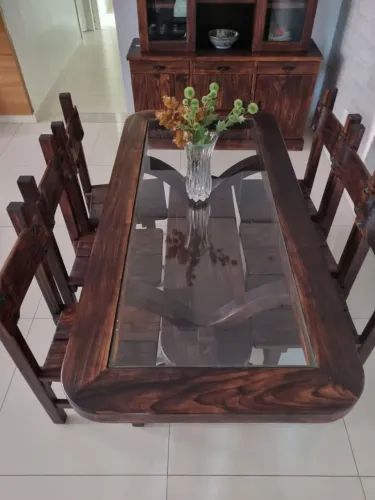 Mesa de jantar com tampo de vidro, 6 cadeiras em madeira vinhático maciço