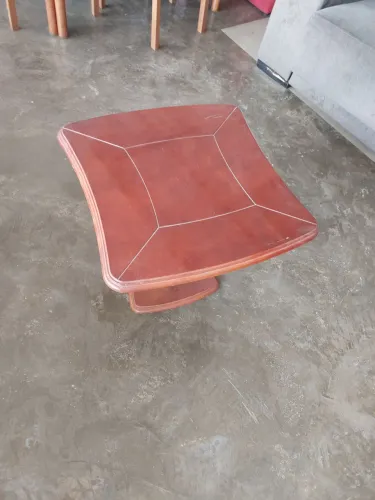 Mesa de Centro Elegante em Madeira
