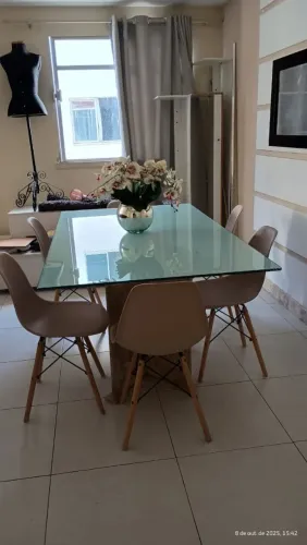 Mesa com seis cadeiras 