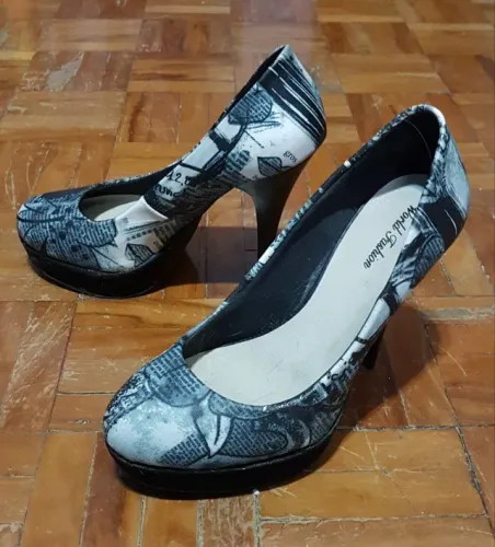 Scarpin meia pata com estampa de jornal, lindo, 37, semelhante ao Di Cristalli