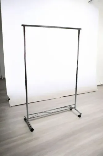 Arara de roupas de chão cromada