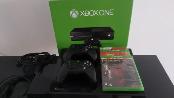 Xbox One Fat + 2 Controles + Dragon Ball Z Kakarot, Red Dead Redemption 2 e Metal Gear V