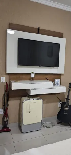 Painel Dalla Costa cor off/white com freijó, ideal para tv até 50 polegadas