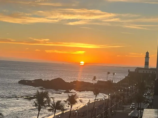 Farol barra flat, ótima localização, desceu tá na praia..