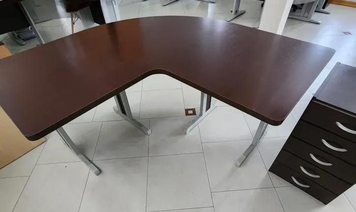Mesa em L para escritório.