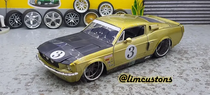 Jada toys 1:24 - Shelby GT500 ouro velho