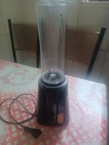 Blender. Mini liquidificador Candece. Acompanha duas jarras.