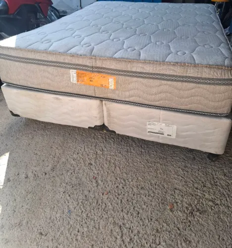 cama box de casal queem com colchão de espuma já está higienizado aceito pix ou dinheiro 