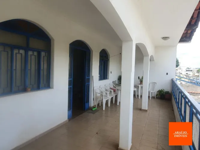 CASA COM 185M2 NO BAIRRO SERRANO