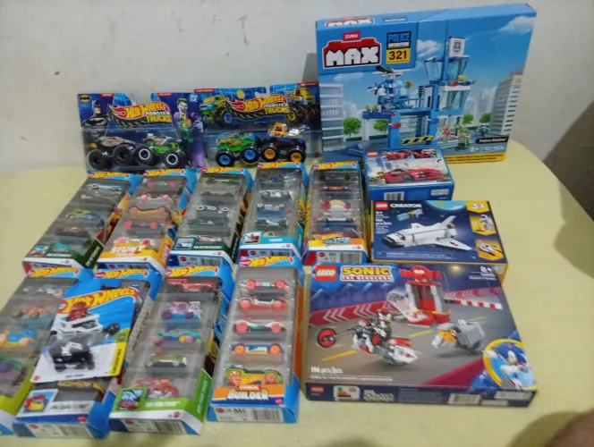 Lote de brinquedos e carrinho hot Wheels
