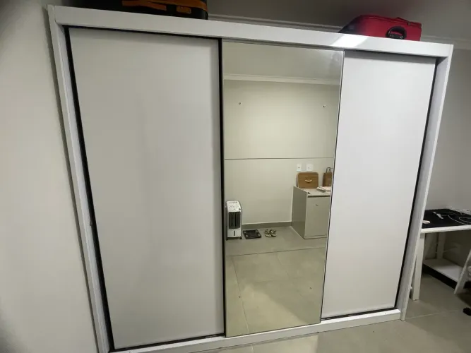 Guarda roupa casal com espelho