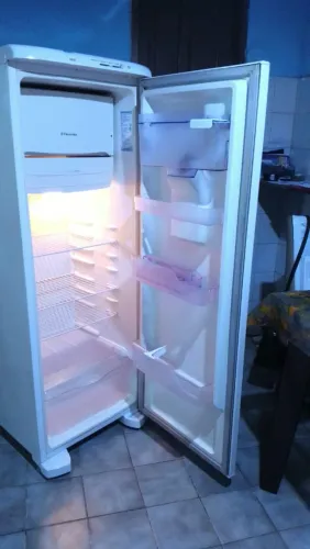 Geladeira Electrolux 350L Litros muito novagelo seco gelando bem completa R$1.100, urg