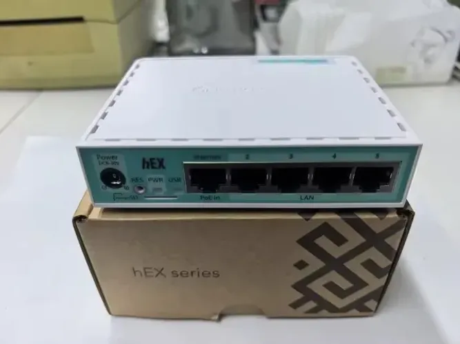 Roteador MikroTik hEX RB750Gr3
