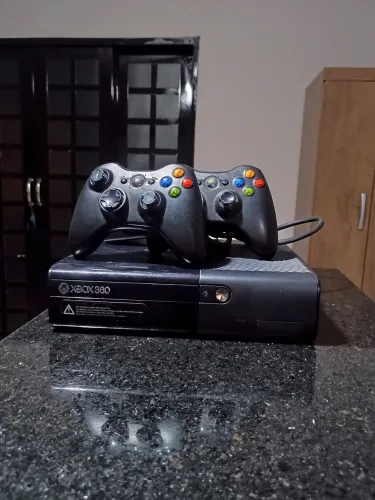  Xbox 360 (Travado) + 2 Controles Originais + PES 2018 Original