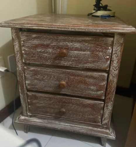 Mesa de cabeceira de madeira